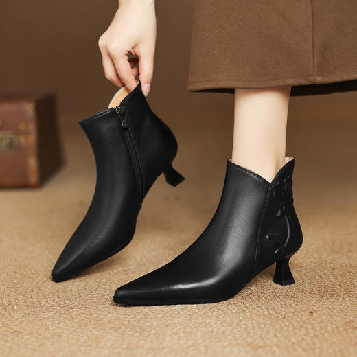 【预售5天】头层牛皮尖头短靴女新款法式复古细跟纯色加绒时装靴瘦瘦靴DS&632 商品图2