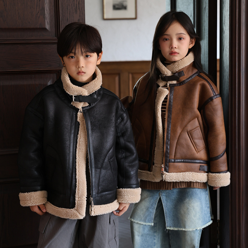 【儿童服饰丨吾家 儿童加绒机车外套】90-170码可选，面料触感柔软有质感，利落短款设计，将工装风与柔美感完美融合，轻松打造时尚氛围感，搭配牛仔裤、阔腿裤都很nice