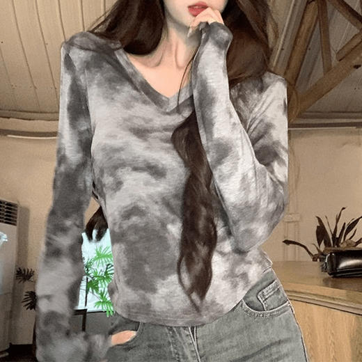 【好看百搭❗️美式复古扎染长袖】舒适亲肤，洋气减龄，显气质！V领短款上衣女辣妹收腰修身内搭打底衫长袖T恤女秋冬 商品图7