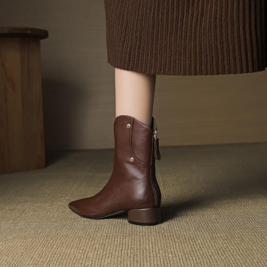 【预售5天】真皮法式洋气配裙子红色小短靴女秋冬铆钉粗跟尖头v口马丁靴MLD&AC1783 商品图2