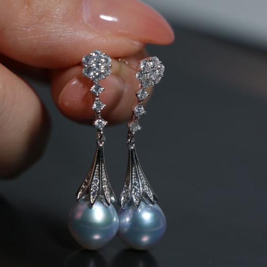 王妃style，经典的澳白冷光耳坠8-9mm，近圆细微瑕，微生长痕迹在背面，纯银精工配件 商品图1