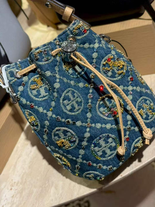 折扣￥3560🇺🇸直邮，Tory burch 专柜限量新款Monogram 小号水桶包，复古牛仔logo镶嵌不规则blingbling的水钻，超级精致！！尺寸约18*14cm 商品图1