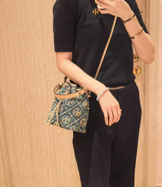 折扣￥3560🇺🇸直邮，Tory burch 专柜限量新款Monogram 小号水桶包，复古牛仔logo镶嵌不规则blingbling的水钻，超级精致！！尺寸约18*14cm 商品图6