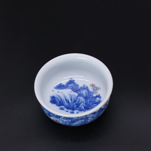 歳合山房俞强款青花绮仗秋山图儒士杯 商品图1