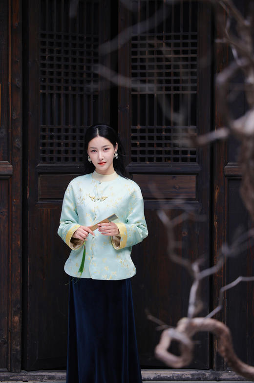 逸红颜明月优选#蝶舞兰心·浅蓝韵境『蝶兰』冬日淡彩色 新中式东方美人轻盈棉服 商品图9