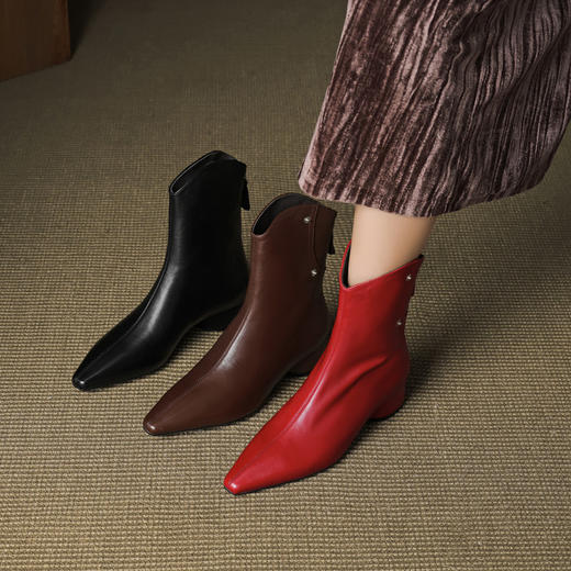 【预售5天】真皮法式洋气配裙子红色小短靴女秋冬铆钉粗跟尖头v口马丁靴MLD&AC1783 商品图1