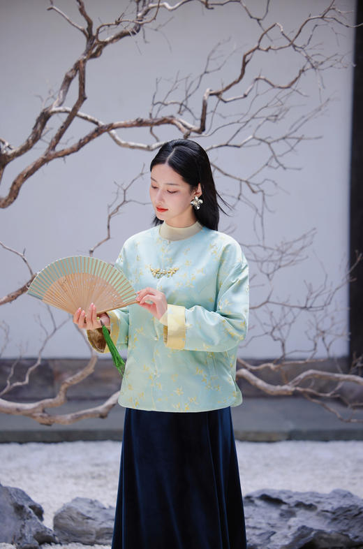 逸红颜明月优选#蝶舞兰心·浅蓝韵境『蝶兰』冬日淡彩色 新中式东方美人轻盈棉服 商品图2