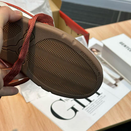 外贸原单 PUMA Park Lifestyle 安哥拉配色复古厚底低帮板鞋男女同款 白红色

材质：磨砂皮拼接
底厚：3cm
Size：35.5～45 商品图8