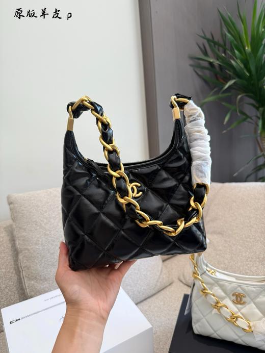 Chanel 24AIT Bag预警! Hobo 系列黑马 各大时尚博主的心愿清单! 质感真的绝了 无论是日常的牛仔+T恤，还是正式的小西装，它都能完美融合，瞬间提升整体造型的高级感。 商品图3