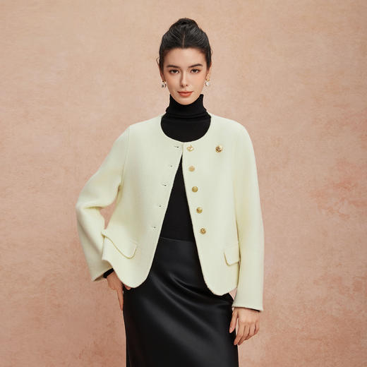 QH904斯尔丽2025新款双面呢手感滑爽软糯小香风异形扣时尚短款羊毛大衣 商品图6