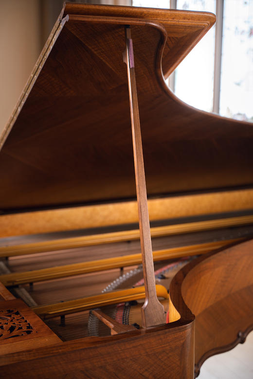 独角鹿西洋古董1900年代法国顶级乐坊Érard签名出品洛可可风格铜鎏金装饰古典卷叶纹胡桃木及檀木精雕三角钢琴 商品图6