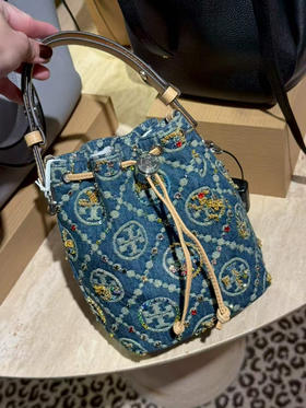 折扣￥3560🇺🇸直邮，Tory burch 专柜限量新款Monogram 小号水桶包，复古牛仔logo镶嵌不规则blingbling的水钻，超级精致！！尺寸约18*14cm