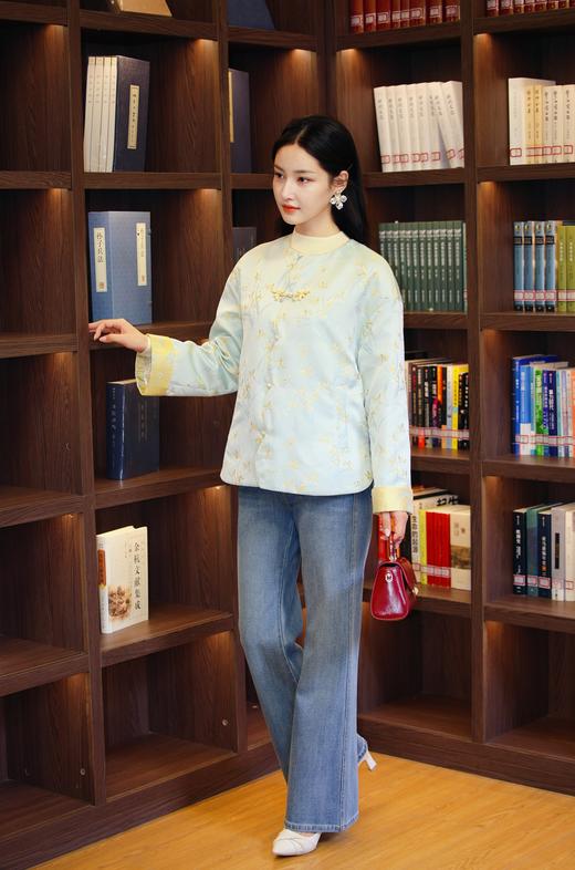 逸红颜明月优选#蝶舞兰心·浅蓝韵境『蝶兰』冬日淡彩色 新中式东方美人轻盈棉服 商品图12