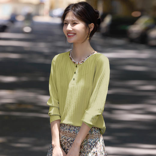 【年终特卖】熙世界肌理感串珠织带针织衫女长袖慵懒宽松圆领上衣2025秋季新款 商品图4