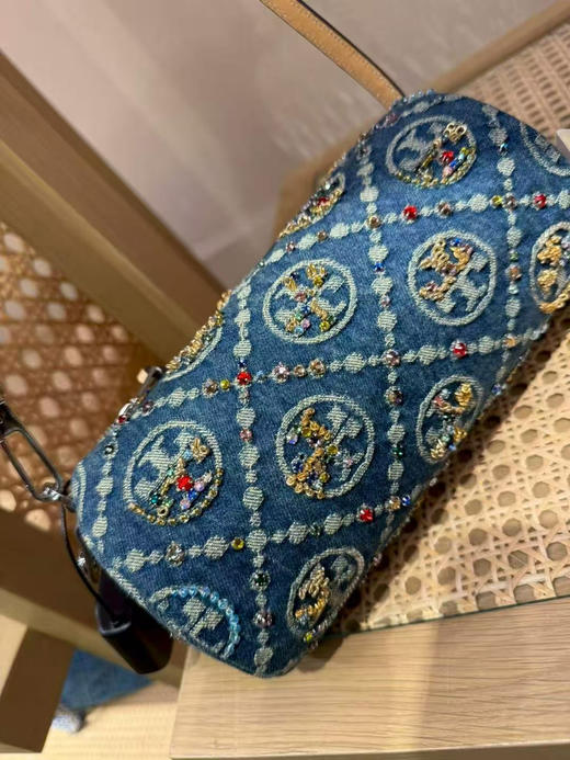 折扣￥2899🇺🇸直邮，Tory burch 专柜限量新款Monogram 笔筒包巴比龙，复古牛仔logo镶嵌不规则blingbling的水钻，超级精致！！ 商品图1