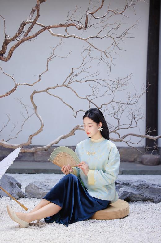 逸红颜明月优选#蝶舞兰心·浅蓝韵境『蝶兰』冬日淡彩色 新中式东方美人轻盈棉服 商品图10