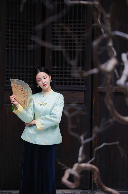逸红颜明月优选#蝶舞兰心·浅蓝韵境『蝶兰』冬日淡彩色 新中式东方美人轻盈棉服 商品图6