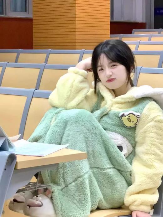 【GZ】无忧购可爱草莓熊维尼熊玉桂狗珊瑚绒睡袍+长裤套装（截单后3-5天发货) 商品图1