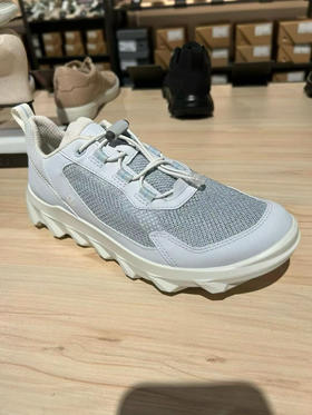 降价了！爆款回归了👏👏淡蓝色爱步女士🚺最新款网面驱动，好鞋超级舒服😌特惠🉐️💰680，国内1700左右，买一送一的节奏[捂脸]