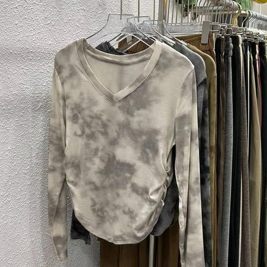 【好看百搭❗️美式复古扎染长袖】舒适亲肤，洋气减龄，显气质！V领短款上衣女辣妹收腰修身内搭打底衫长袖T恤女秋冬 商品图8