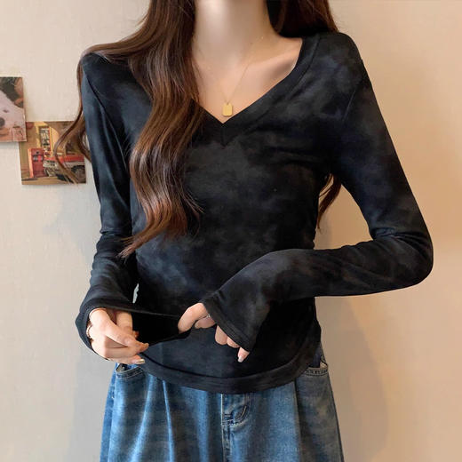 【好看百搭❗️美式复古扎染长袖】舒适亲肤，洋气减龄，显气质！V领短款上衣女辣妹收腰修身内搭打底衫长袖T恤女秋冬 商品图5