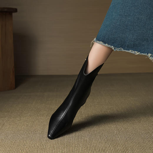 【预售5天】真皮法式洋气配裙子红色小短靴女秋冬铆钉粗跟尖头v口马丁靴MLD&AC1783 商品图3