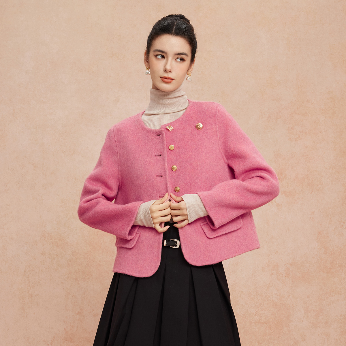 QH904斯尔丽2025新款双面呢手感滑爽软糯小香风异形扣时尚短款羊毛大衣