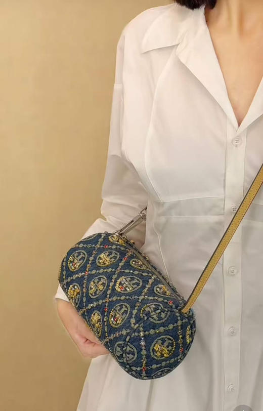 折扣￥2899🇺🇸直邮，Tory burch 专柜限量新款Monogram 笔筒包巴比龙，复古牛仔logo镶嵌不规则blingbling的水钻，超级精致！！ 商品图7