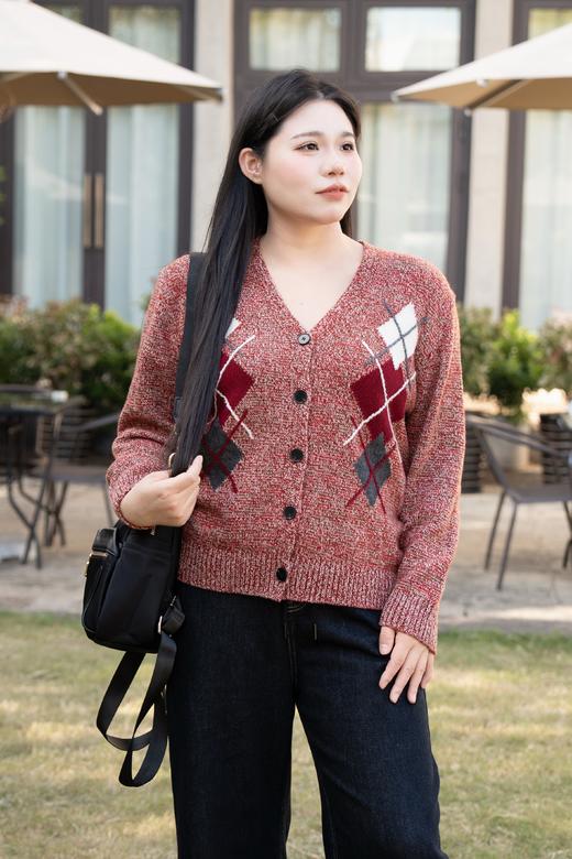 现货！今天发货！！【100%绵羊毛针织衫】V领显气质款，菱格减龄元素搭配混色系，整体过年过节氛围来啦~百搭不挑人，显气色款！可外搭，可叠穿，不显臃肿不显胖 商品图4