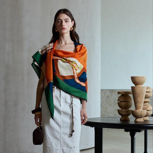 提升穿搭造型的必备利器！【四色可选 中古印花围巾】瞬间提升衣品 🐎 保暖又不厚重 春秋冬可保暖🧣使用率超高 商品图1