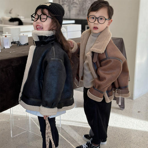 【儿童服饰丨吾家 儿童加绒机车外套】90-170码可选，面料触感柔软有质感，利落短款设计，将工装风与柔美感完美融合，轻松打造时尚氛围感，搭配牛仔裤、阔腿裤都很nice 商品图3