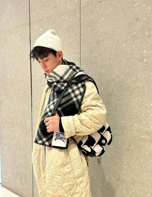 YP38-巴宝莉战马格纹黑色/粉色羊绒羊毛围巾（JM*MM） 商品图2