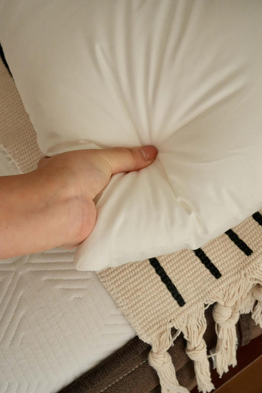 运动员纯正日本枕芯  ✅定制三防功能面料，防水，防油，防污  ✅面料100%全棉，软糯，亲肤，扎实  ✅高端织法，高支高密羽绒被同款面料  ✅超微细纤维填充，一秒回弹软蓬又支撑 商品图11