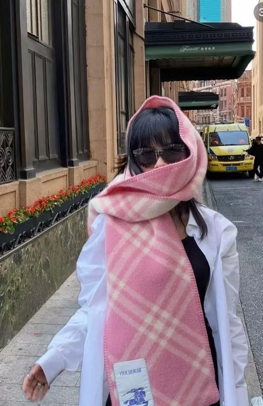 YP38-巴宝莉战马格纹黑色/粉色羊绒羊毛围巾（JM*MM） 商品图3