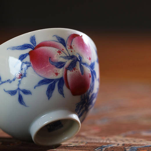寒香慕古斗彩枝缀满桃鸡心杯（小号） 商品图1