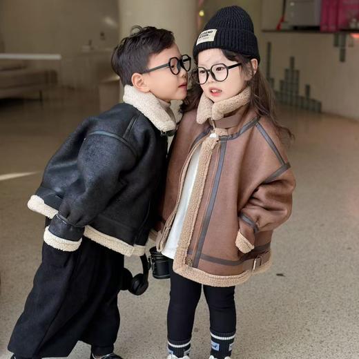 【儿童服饰丨吾家 儿童加绒机车外套】90-170码可选，面料触感柔软有质感，利落短款设计，将工装风与柔美感完美融合，轻松打造时尚氛围感，搭配牛仔裤、阔腿裤都很nice 商品图1