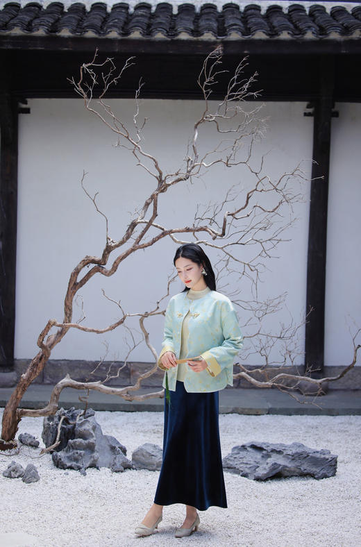 逸红颜明月优选#蝶舞兰心·浅蓝韵境『蝶兰』冬日淡彩色 新中式东方美人轻盈棉服 商品图4