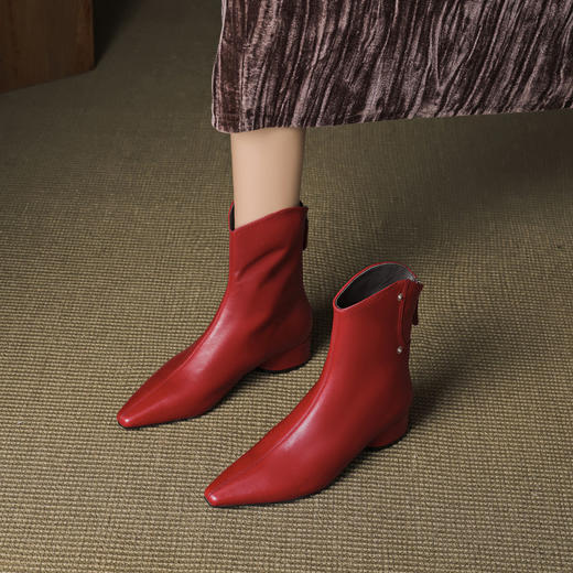 【预售5天】真皮法式洋气配裙子红色小短靴女秋冬铆钉粗跟尖头v口马丁靴MLD&AC1783 商品图4