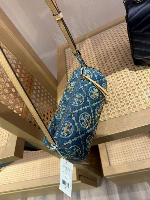 折扣￥2899🇺🇸直邮，Tory burch 专柜限量新款Monogram 笔筒包巴比龙，复古牛仔logo镶嵌不规则blingbling的水钻，超级精致！！ 商品图3