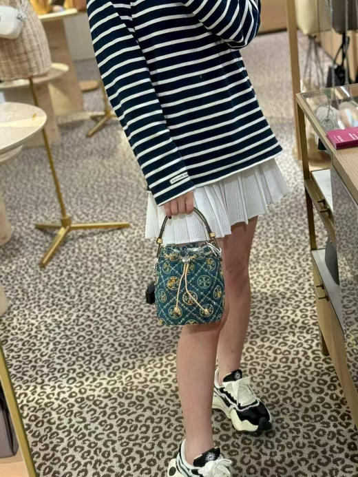 折扣￥3560🇺🇸直邮，Tory burch 专柜限量新款Monogram 小号水桶包，复古牛仔logo镶嵌不规则blingbling的水钻，超级精致！！尺寸约18*14cm 商品图7