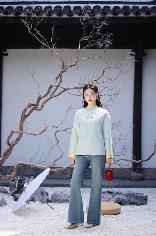 逸红颜明月优选#蝶舞兰心·浅蓝韵境『蝶兰』冬日淡彩色 新中式东方美人轻盈棉服 商品图8