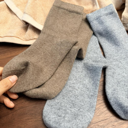 【羊绒袜男女款】鄂尔多斯100%山羊绒 羊绒羊毛吸汗防臭无骨羊毛袜秋冬季男女中筒袜 无缝合线，不硌脚，舒适柔软 商品图6