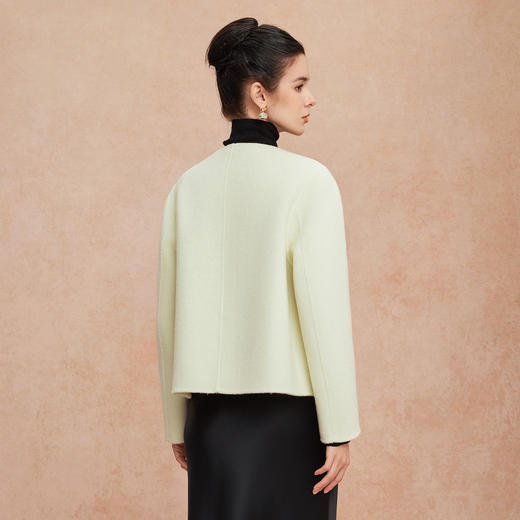 QH904斯尔丽2025新款双面呢手感滑爽软糯小香风异形扣时尚短款羊毛大衣 商品图7