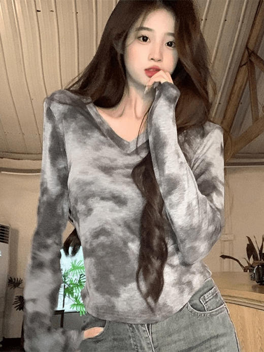 【好看百搭❗️美式复古扎染长袖】舒适亲肤，洋气减龄，显气质！V领短款上衣女辣妹收腰修身内搭打底衫长袖T恤女秋冬 商品图4