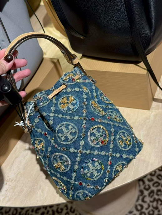 折扣￥3560🇺🇸直邮，Tory burch 专柜限量新款Monogram 小号水桶包，复古牛仔logo镶嵌不规则blingbling的水钻，超级精致！！尺寸约18*14cm 商品图2