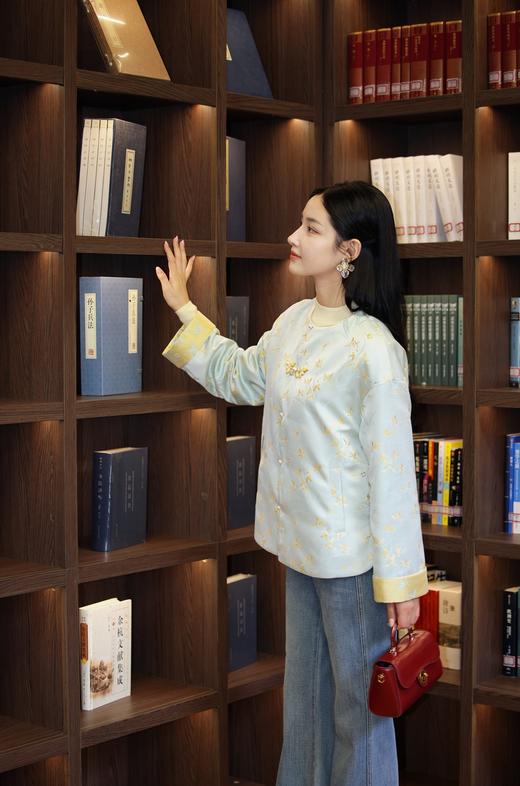 逸红颜明月优选#蝶舞兰心·浅蓝韵境『蝶兰』冬日淡彩色 新中式东方美人轻盈棉服 商品图11