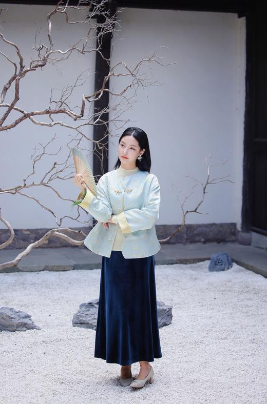 逸红颜明月优选#蝶舞兰心·浅蓝韵境『蝶兰』冬日淡彩色 新中式东方美人轻盈棉服 商品图5