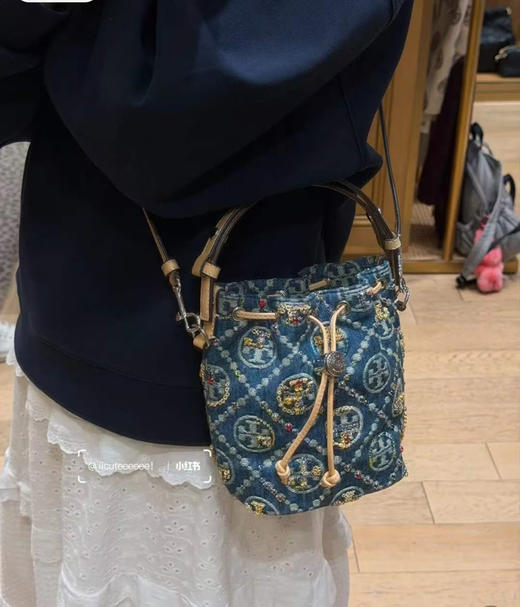 折扣￥3560🇺🇸直邮，Tory burch 专柜限量新款Monogram 小号水桶包，复古牛仔logo镶嵌不规则blingbling的水钻，超级精致！！尺寸约18*14cm 商品图4