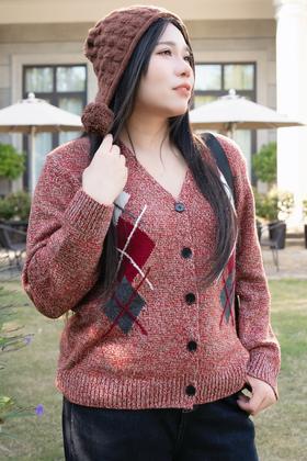 现货！今天发货！！【100%绵羊毛针织衫】V领显气质款，菱格减龄元素搭配混色系，整体过年过节氛围来啦~百搭不挑人，显气色款！可外搭，可叠穿，不显臃肿不显胖