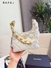 Chanel 24AIT Bag预警! Hobo 系列黑马 各大时尚博主的心愿清单! 质感真的绝了 无论是日常的牛仔+T恤，还是正式的小西装，它都能完美融合，瞬间提升整体造型的高级感。 商品缩略图8